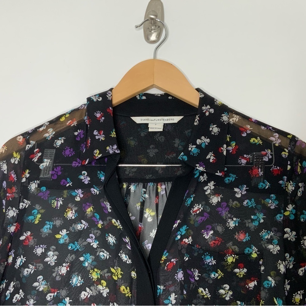 Diane Von Furstenberg Black and Floral Silk Button Front Sheer Top. Size 2. - Picture 4 of 7
